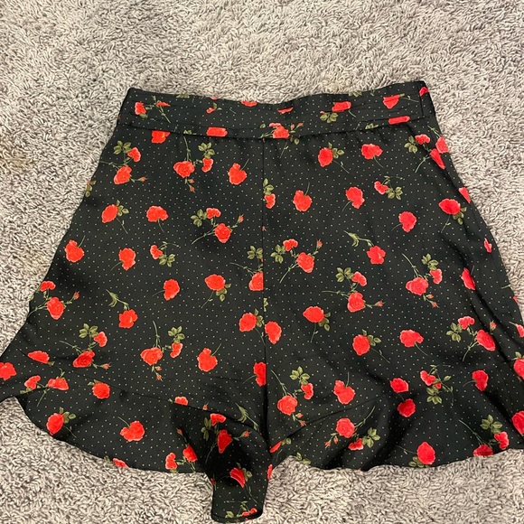 ZARA BLACK AND RED ROSE RUFFLE SKORT - Picture 5 of 5